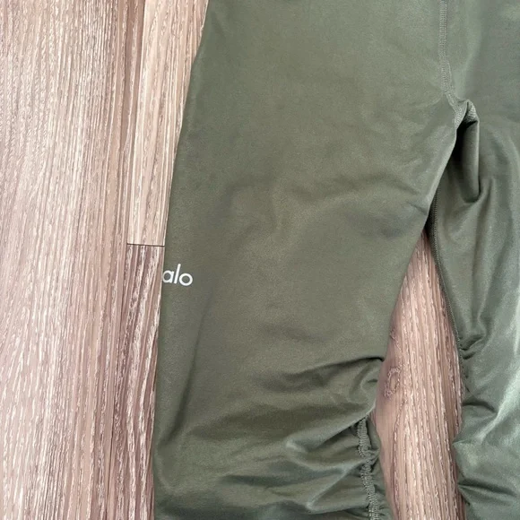 ALO YOGA IDOL LEGGING Color: Jungle Glossy: light green - Picture 5 of 13